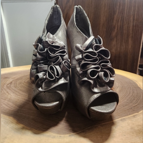 Charlotte Russe Size 8 Silver High Heel Peep-Toe Booties with Ruffle Detail - Picture 3 of 7
